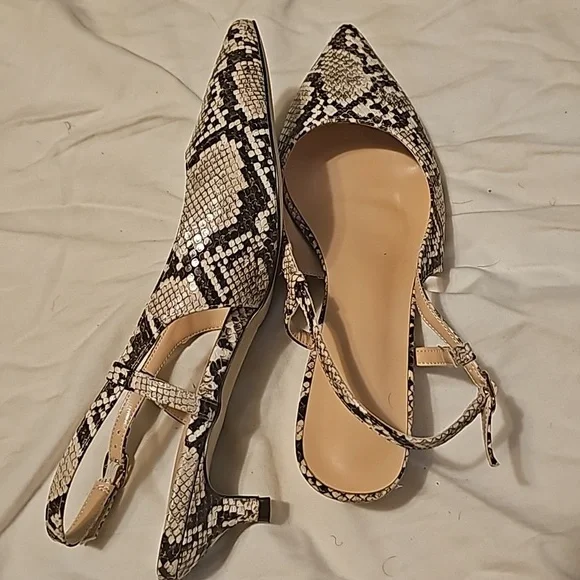 Kitten Heel Snakeskin Pump - Picture 10 of 11